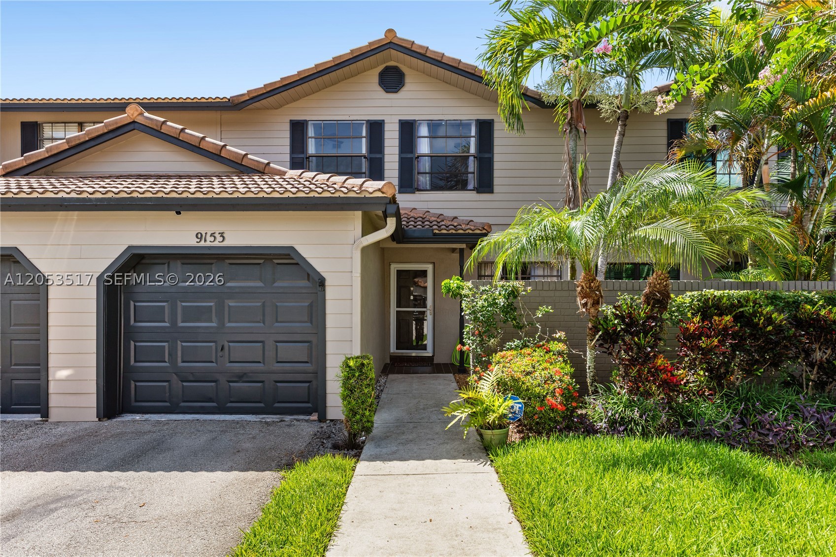 9153 Vineyard Lake main architectural view
