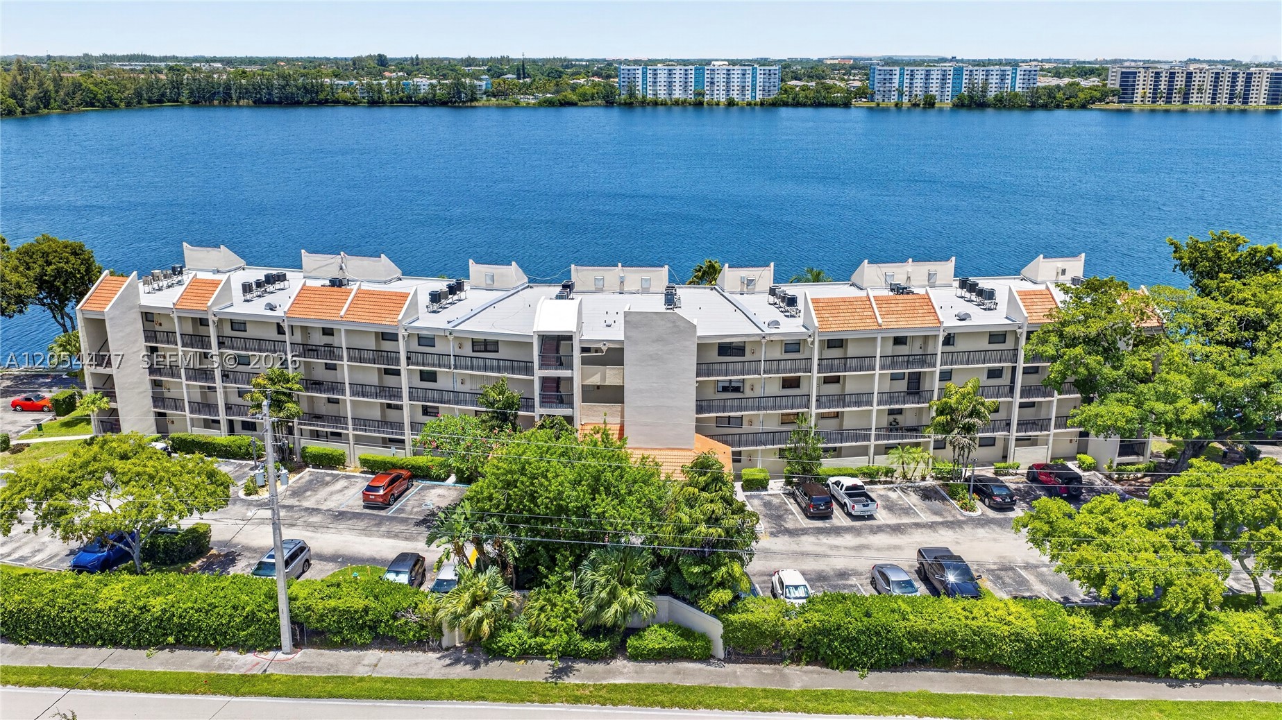 117 Lake Emerald #408 - 117 Lake Emerald #408, Oakland Park, FL 33309 Luxury Property | Jose Angel Pina