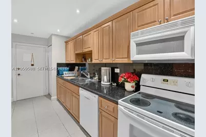 7135 Collins #331, Miami Beach, FL 33141 - Photo 29