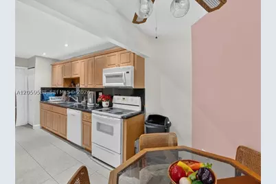 7135 Collins #331, Miami Beach, FL 33141 - Photo 33
