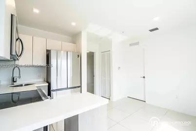 1971 Bay #122, Miami Beach, FL 33141 - Photo 3