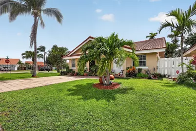 18847 NW 83rd, Hialeah, FL 33015 - Photo 3