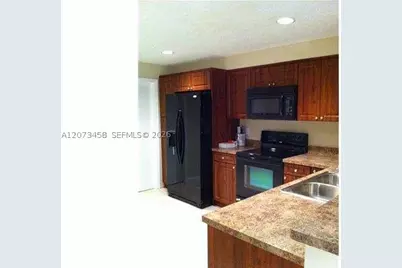 1621 Barcelona #6-32, Weston, FL 33327 - Photo 3