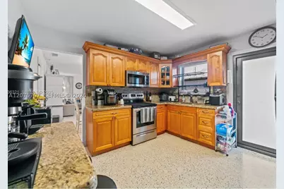 1136 NW 34th #Main, Miami, FL 33125 - Photo 9
