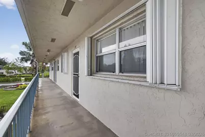 202 Oxford 200, West Palm Beach, FL 33417 - Photo 3