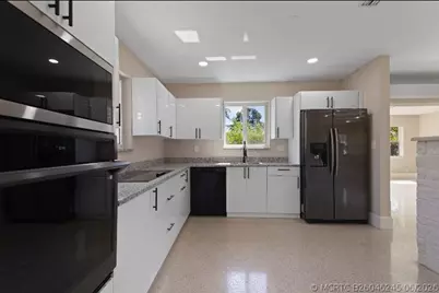 570 SE 2nd Avenue, Pompano Beach, FL 33060 - Photo 17