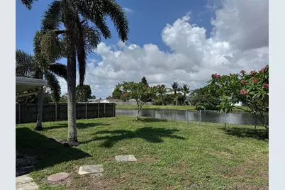 8095 St  John Avenue W, Boynton Beach, FL 33472 - Photo 3
