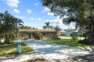 523 SE Dolphin Dr, Stuart, FL 34996 - Photo 5