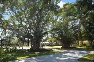 523 SE Dolphin Dr, Stuart, FL 34996 - Photo 3