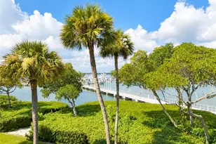 390 NE Edgewater Dr, Stuart, FL 34996 - Photo 1
