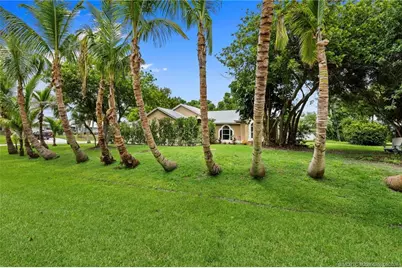 601 SE Barr Street, Port Saint Lucie, FL 34984 - Photo 3