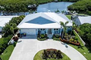 562 SW Pine Tree Ln, Palm City, FL 34990 - Photo 1