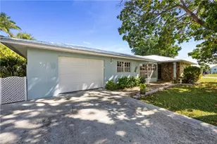 477 SE Seabreeze Ln, Port Saint Lucie, FL 34983 - Photo 1