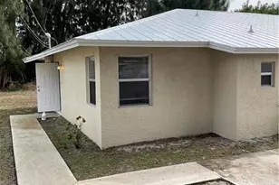 402 S 14th St, Fort Pierce, FL 34950 - Photo 1