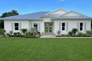 918 SE Hibiscus Ave, Stuart, FL 34996 - Photo 1