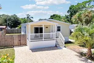 264 NE Oak St, Stuart, FL 34994 - Photo 1