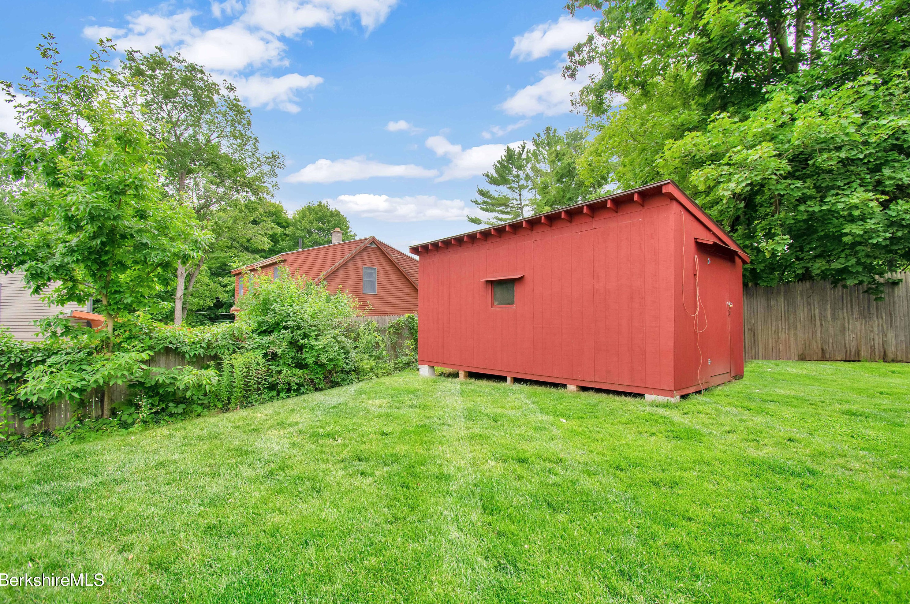 4 Ring St, Pittsfield MA 01201-2432 exterior