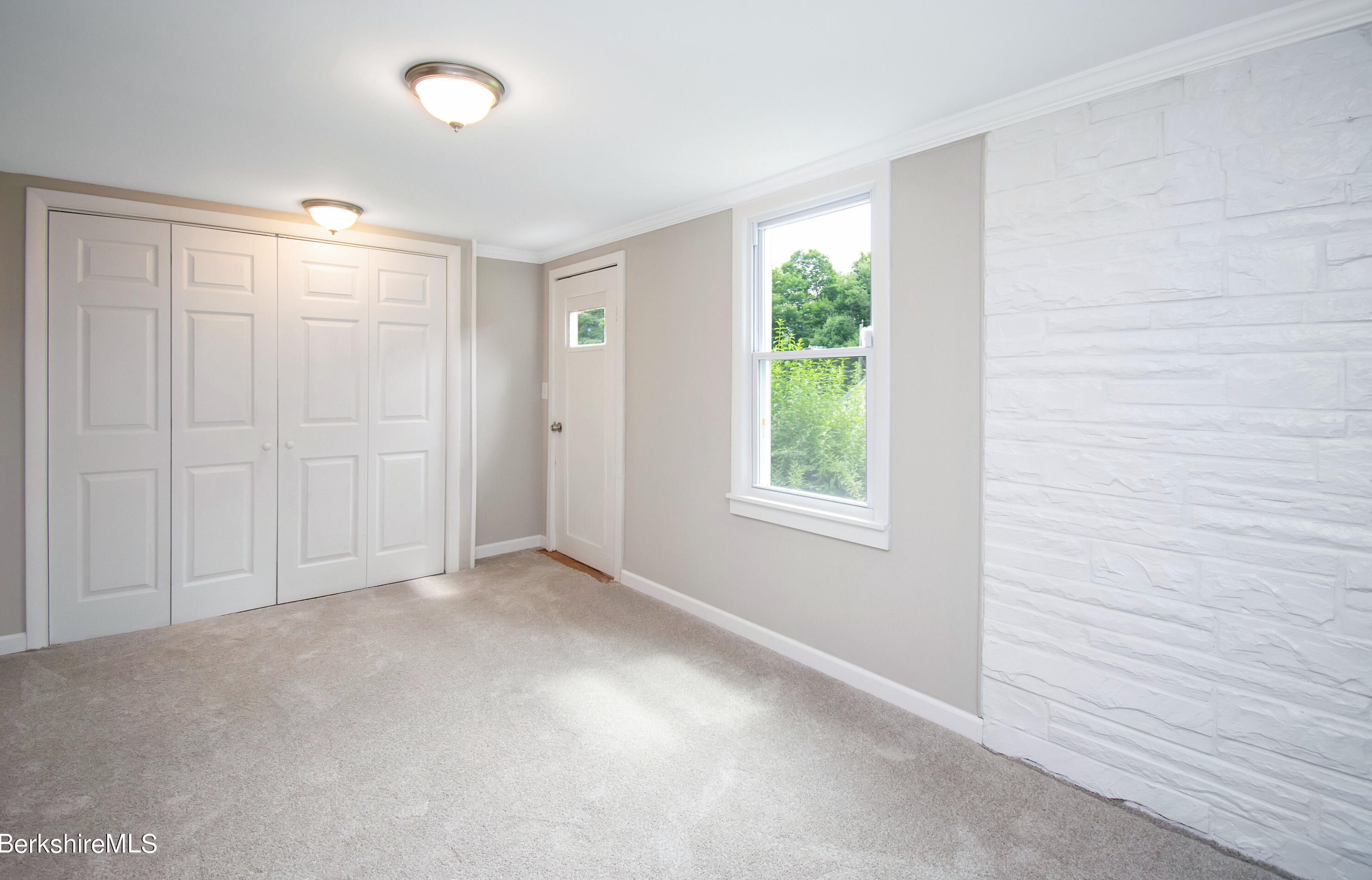 4 Ring St, Pittsfield MA 01201-2432 exterior