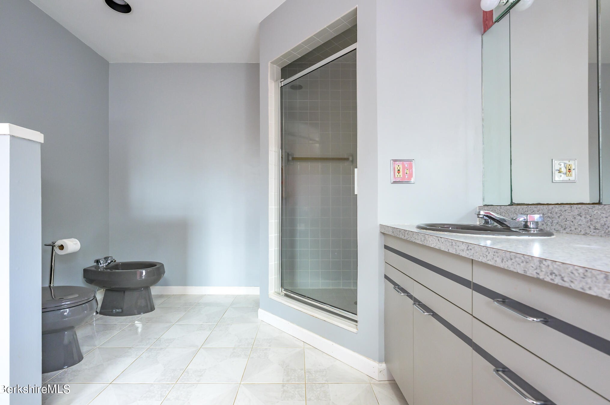 3 Woodland Cir, Pittsfield MA 01201-5793 exterior