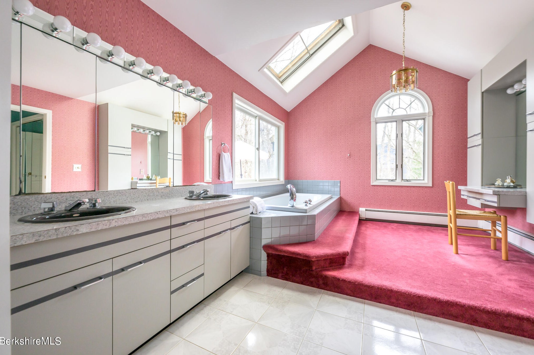 3 Woodland Cir, Pittsfield MA 01201-5793 exterior