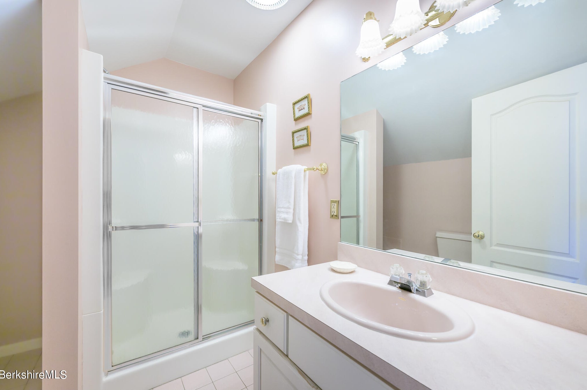 3 Woodland Cir, Pittsfield MA 01201-5793 exterior