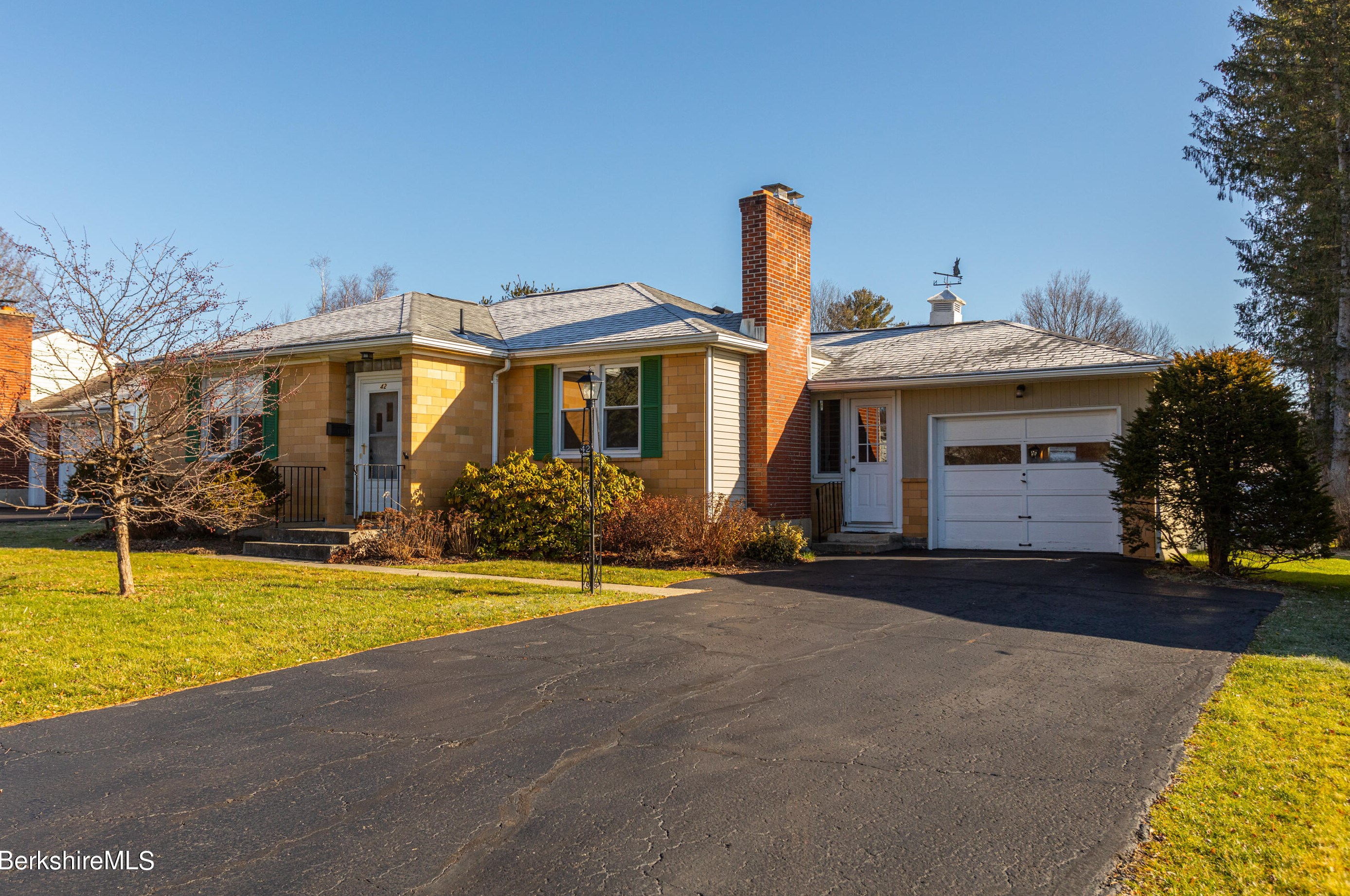 42 Lillian St, Pittsfield MA 01201-5652 exterior