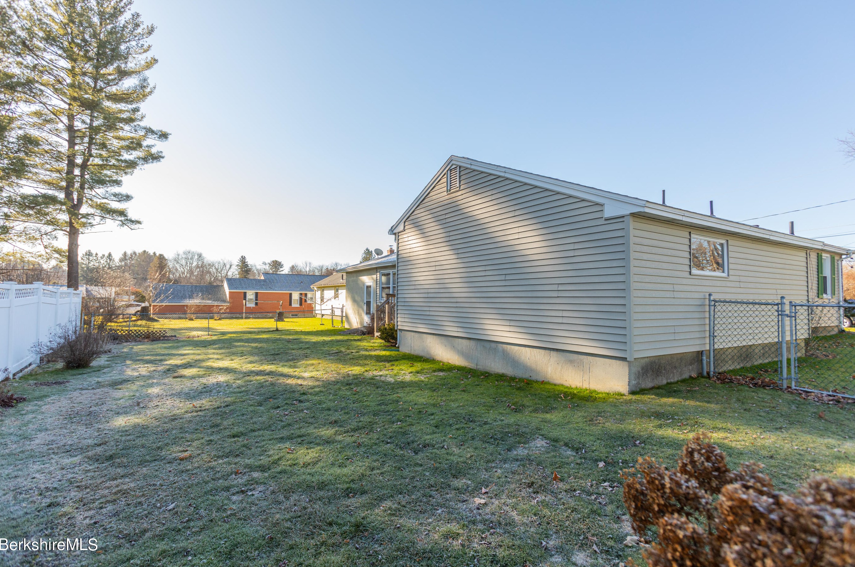 42 Lillian St, Pittsfield MA 01201-5652 exterior