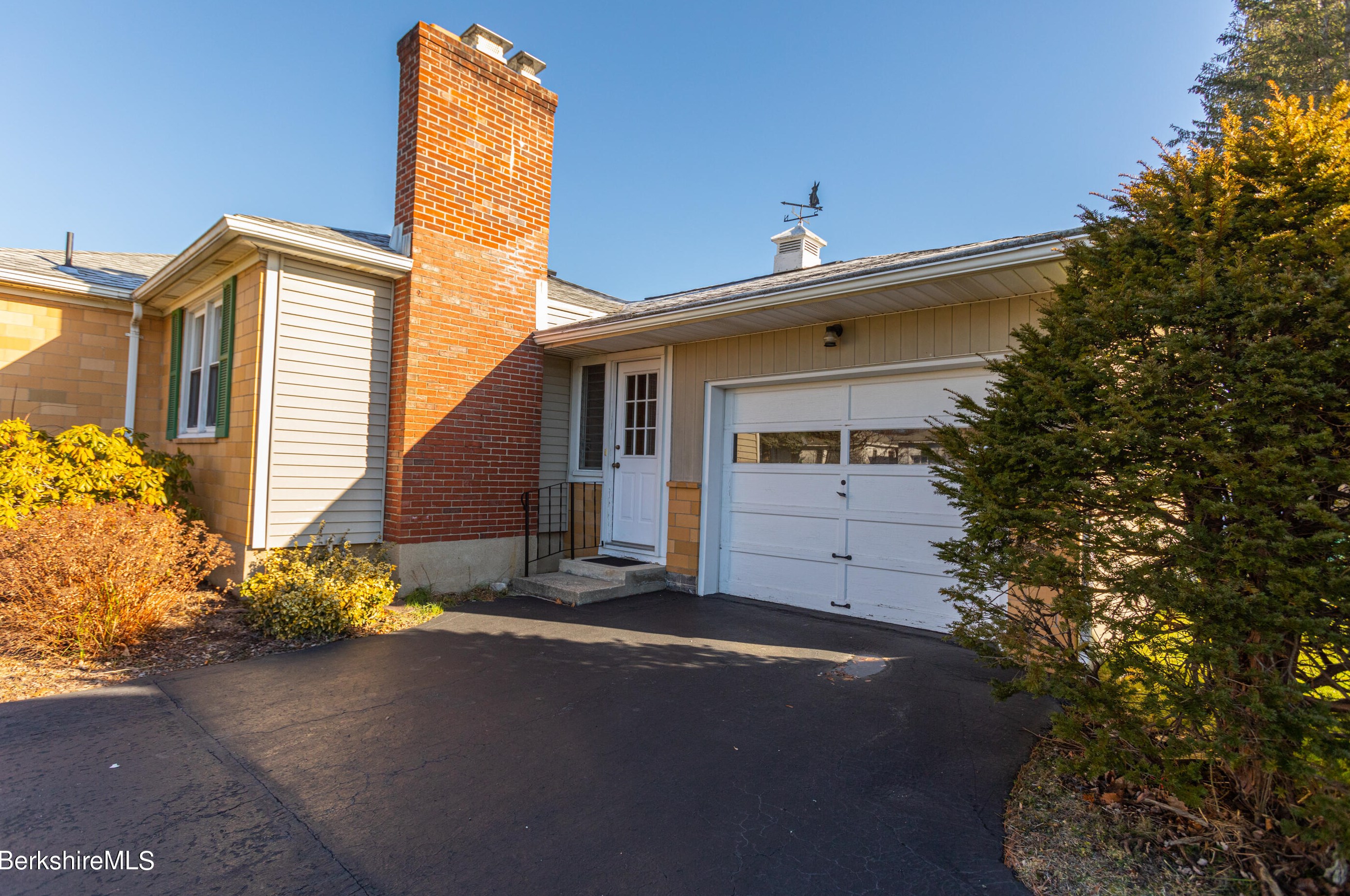 42 Lillian St, Pittsfield MA 01201-5652 exterior