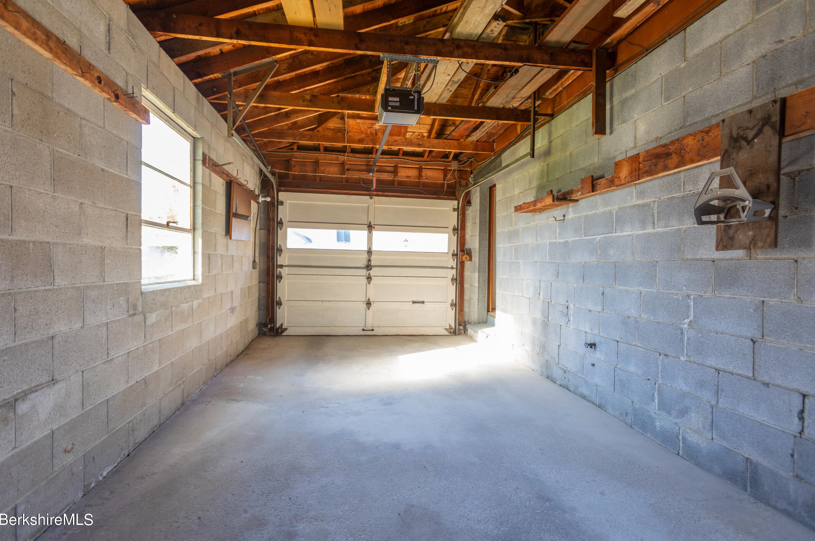 42 Lillian St, Pittsfield MA 01201-5652 exterior