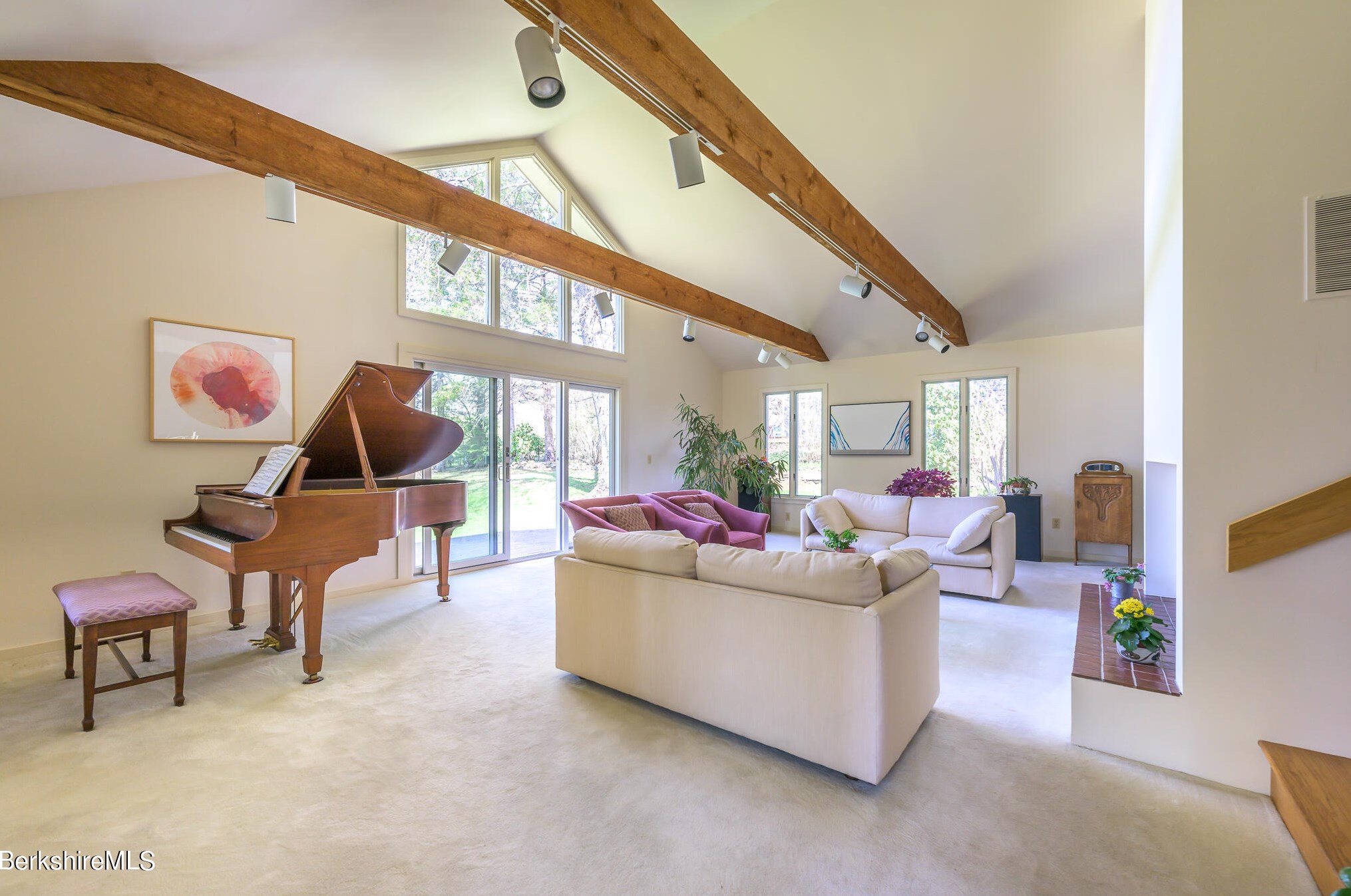 29 Valentine Rd, Pittsfield MA 01201-3042 exterior