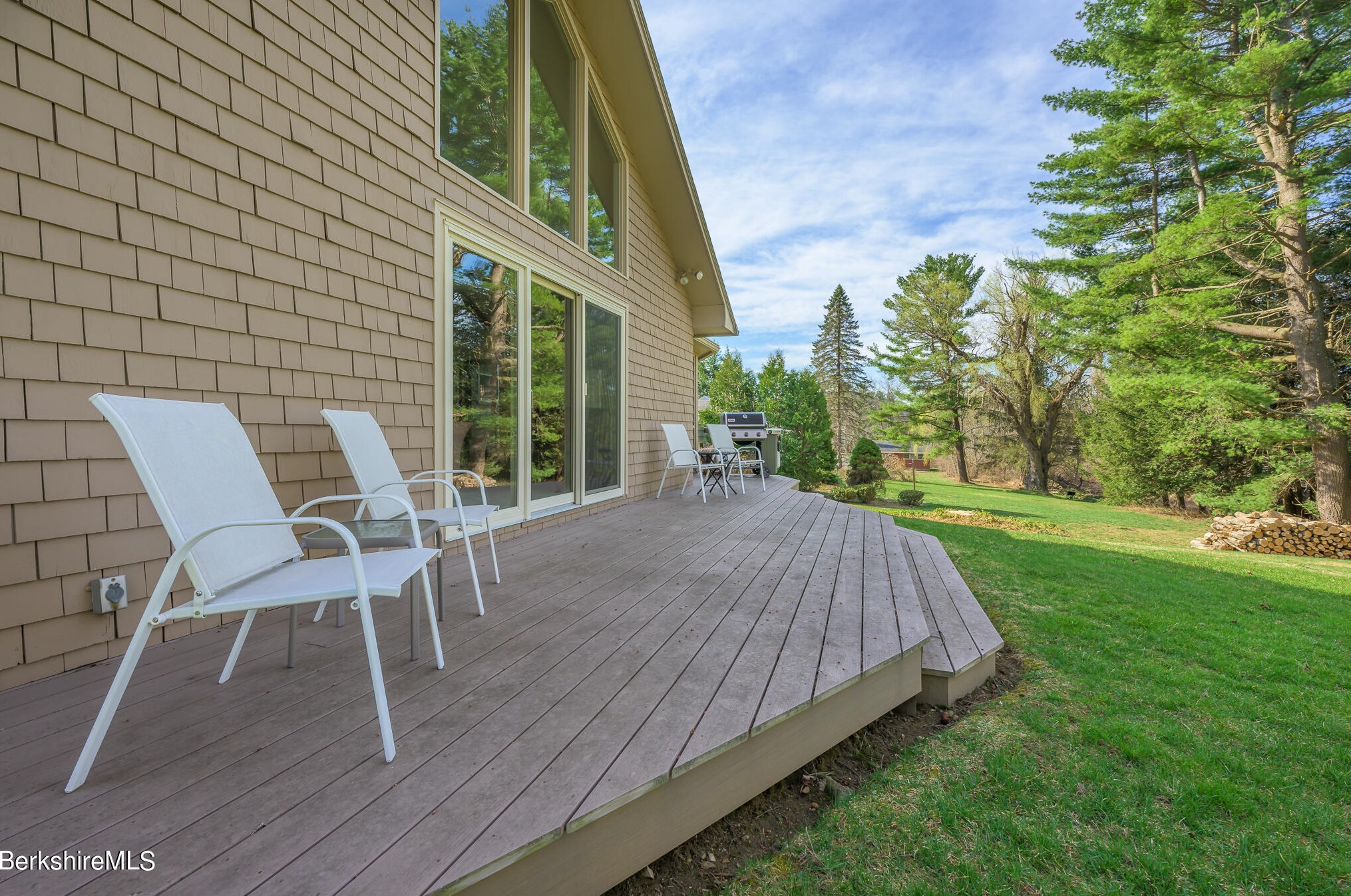 29 Valentine Rd, Pittsfield MA 01201-3042 exterior