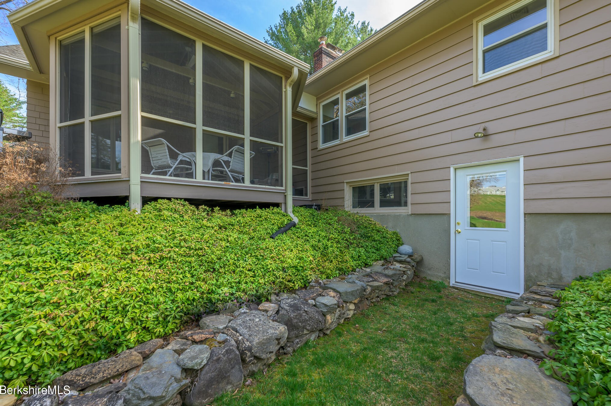 29 Valentine Rd, Pittsfield MA 01201-3042 exterior