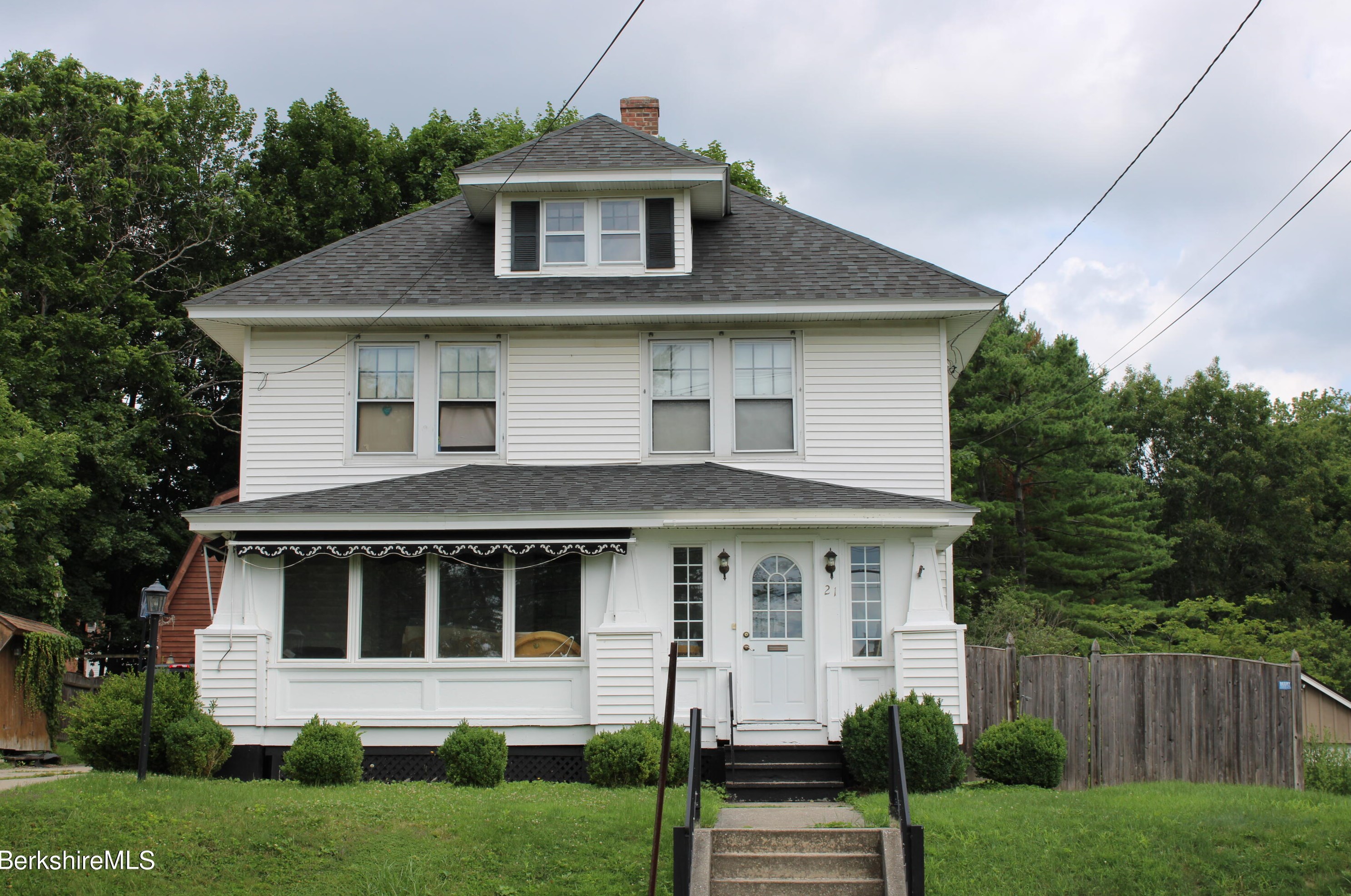 21 Elberon Ave, Pittsfield MA 01201-2838 exterior