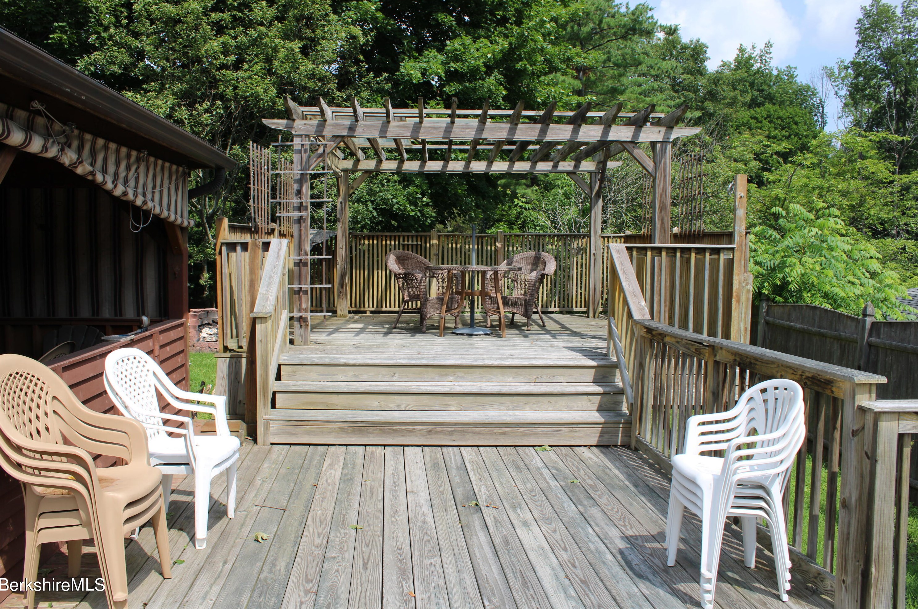 21 Elberon Ave, Pittsfield MA 01201-2838 exterior