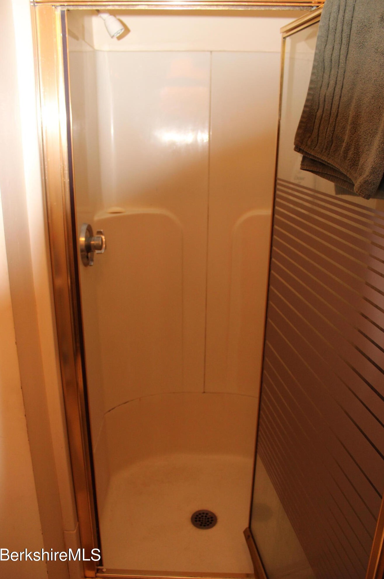 21 Elberon Ave, Pittsfield MA 01201-2838 exterior