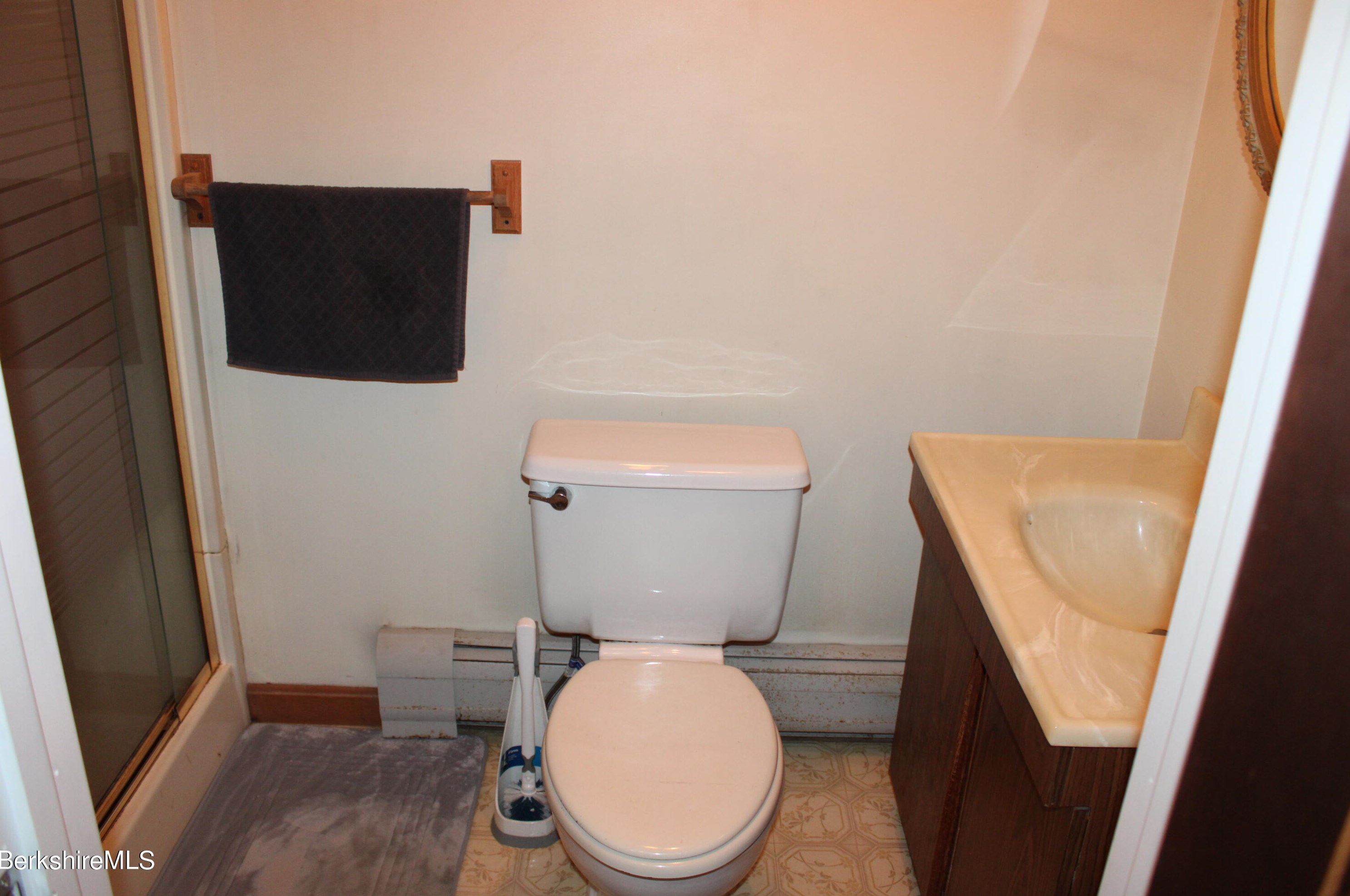 21 Elberon Ave, Pittsfield MA 01201-2838 exterior