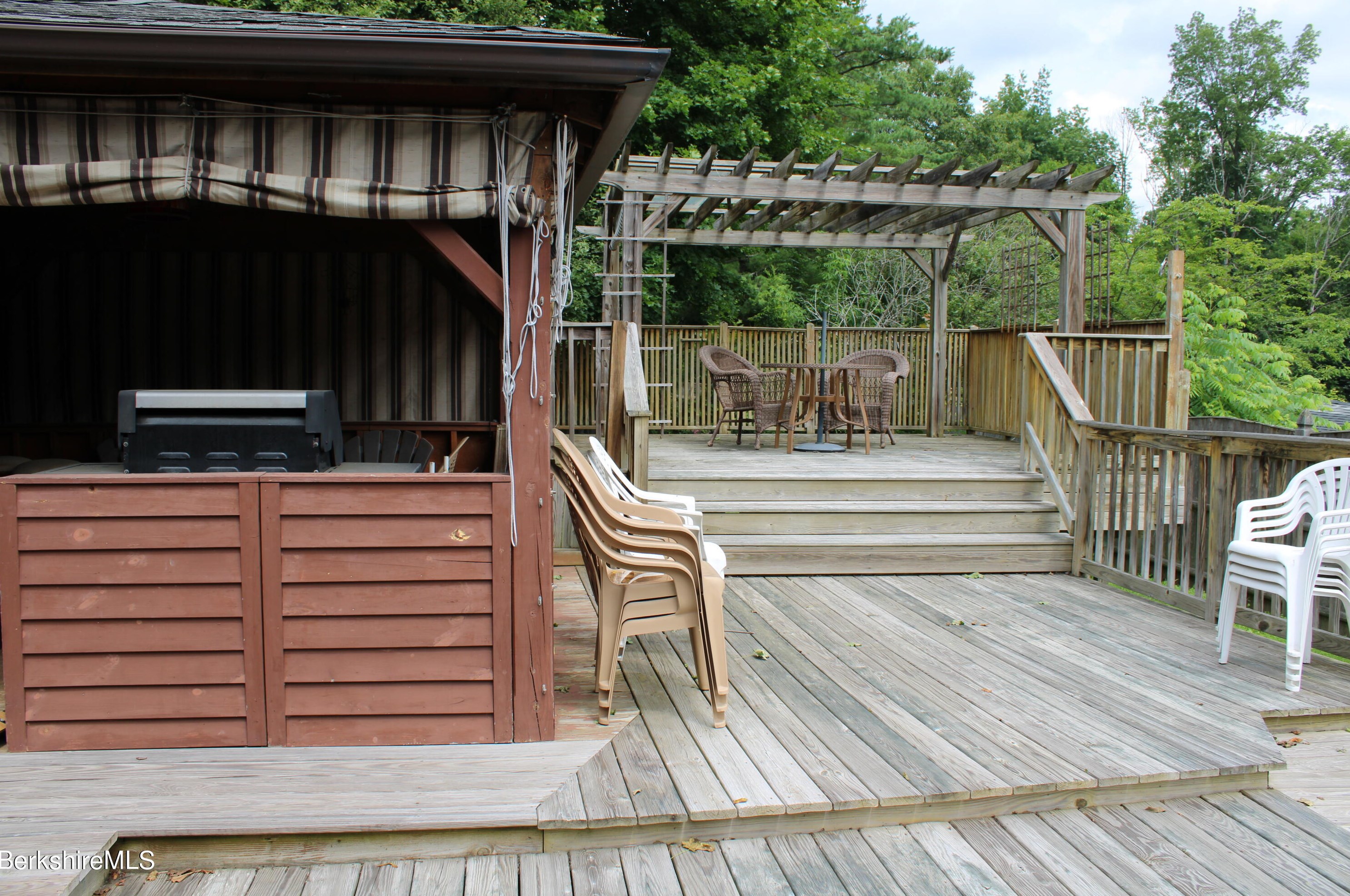 21 Elberon Ave, Pittsfield MA 01201-2838 exterior