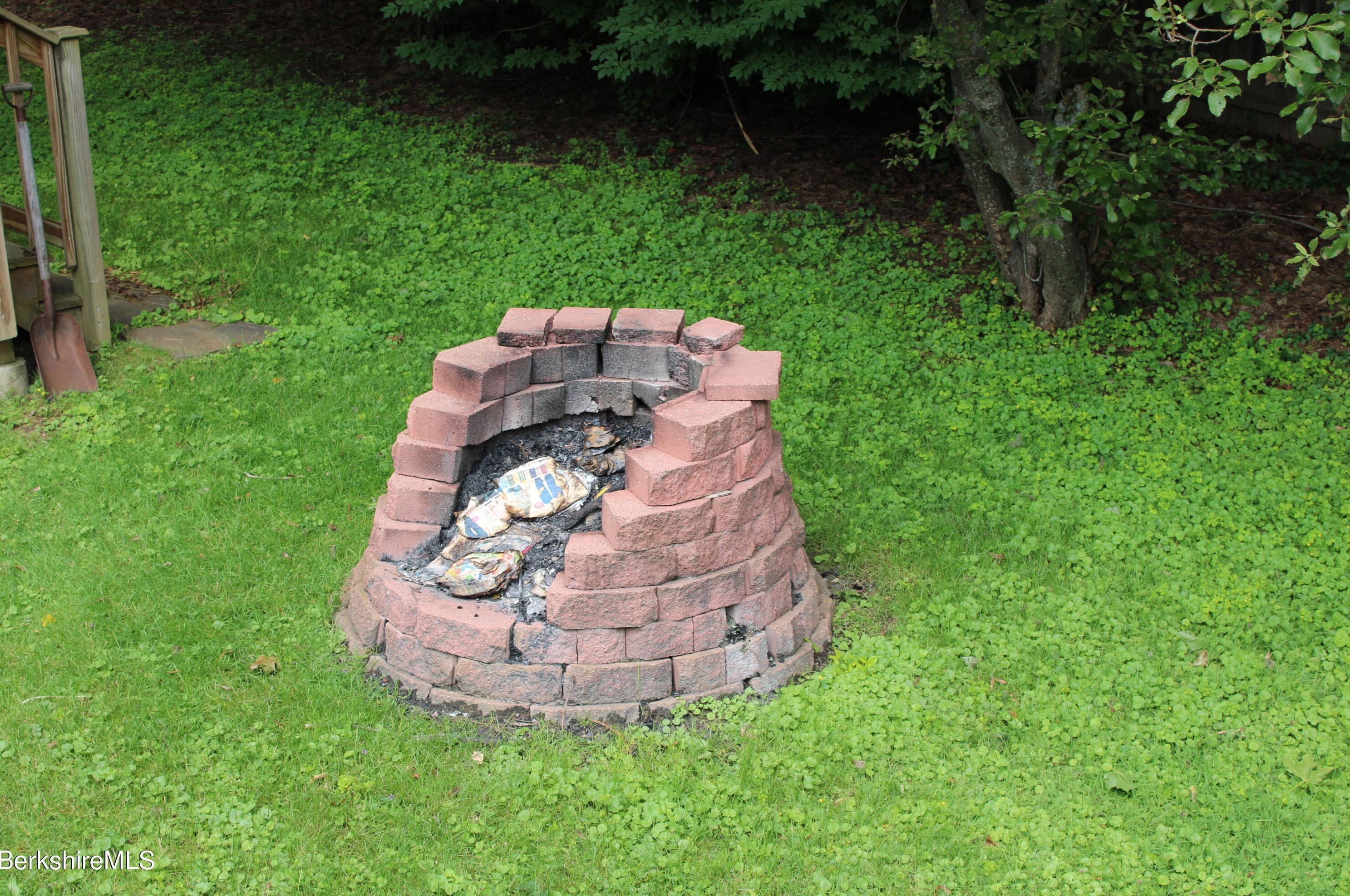 21 Elberon Ave, Pittsfield MA 01201-2838 exterior