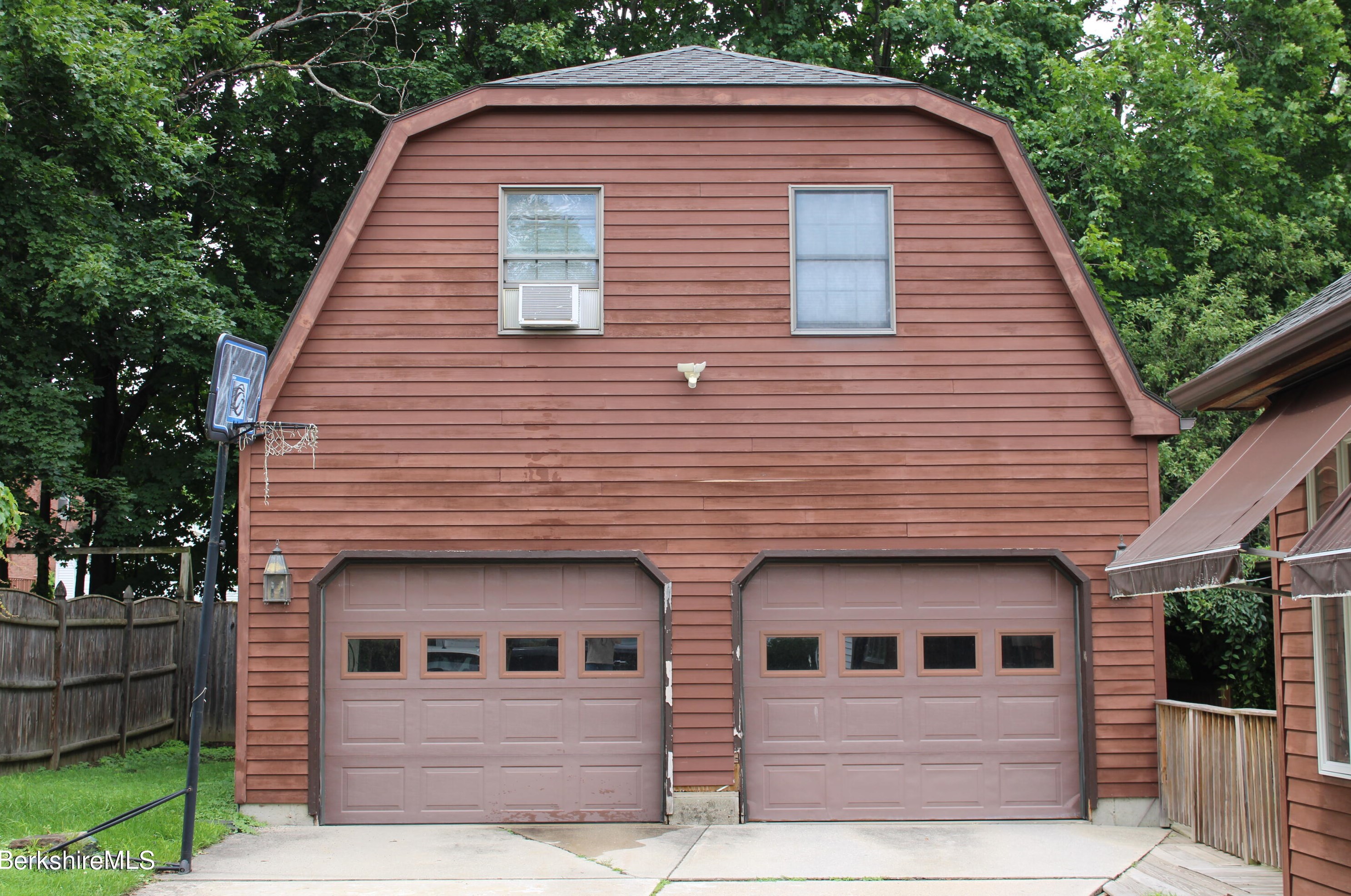 21 Elberon Ave, Pittsfield MA 01201-2838 exterior