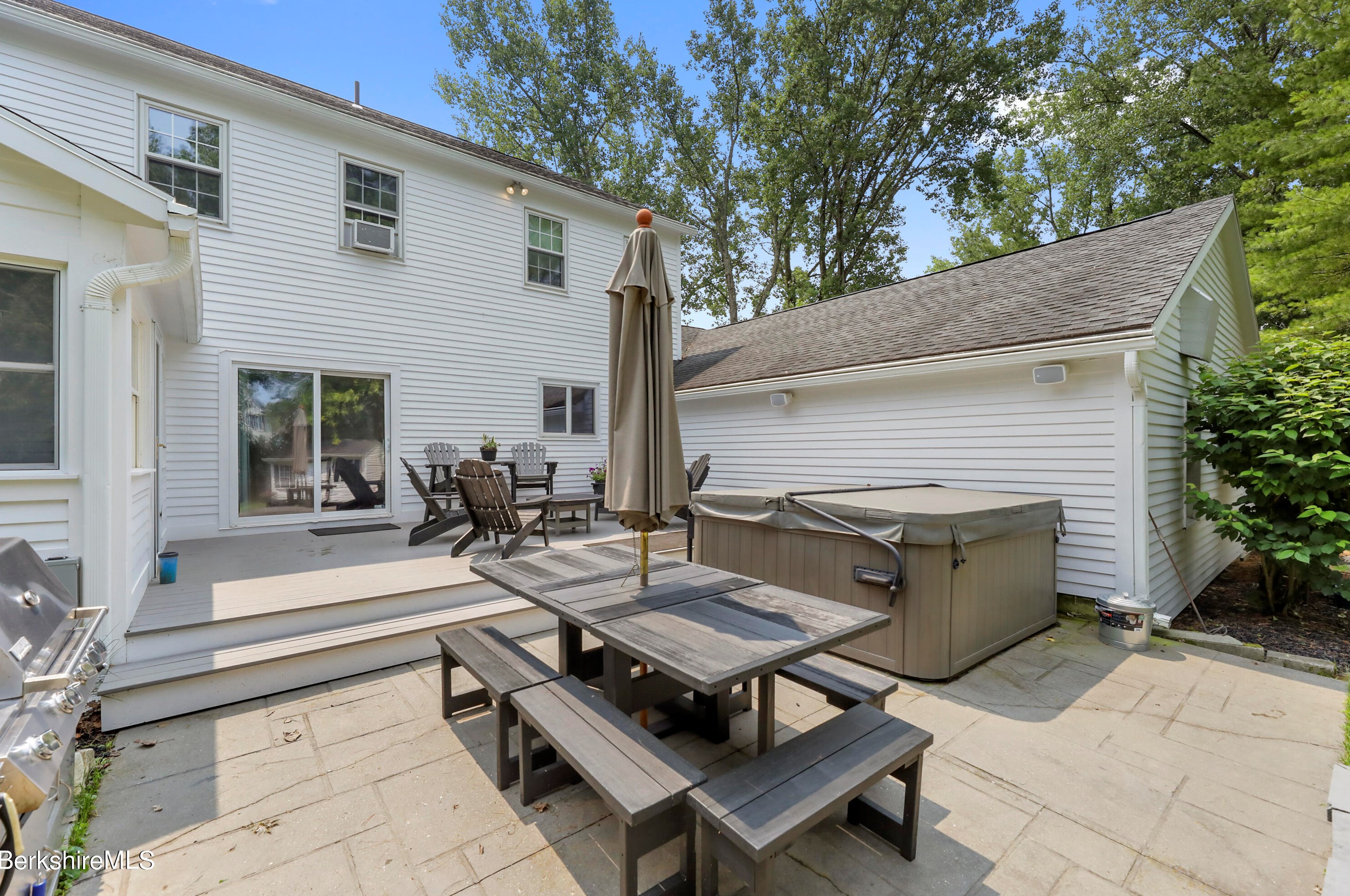 15 Filomena Dr, Pittsfield MA  01201-8438 exterior