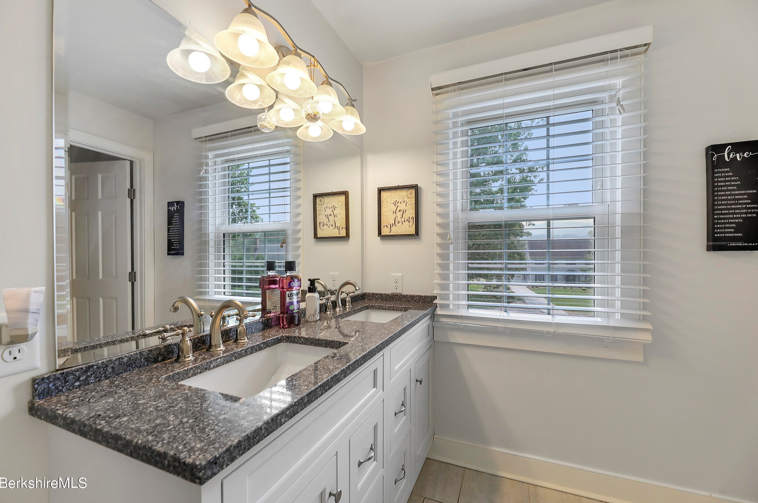 15 Filomena Dr, Pittsfield MA  01201-8438 exterior