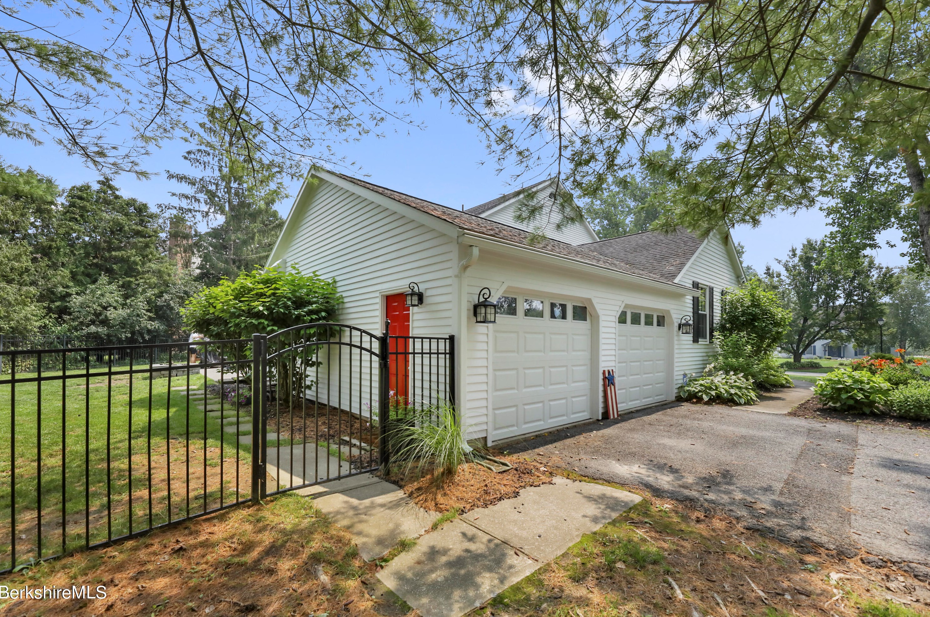 15 Filomena Dr, Pittsfield MA  01201-8438 exterior