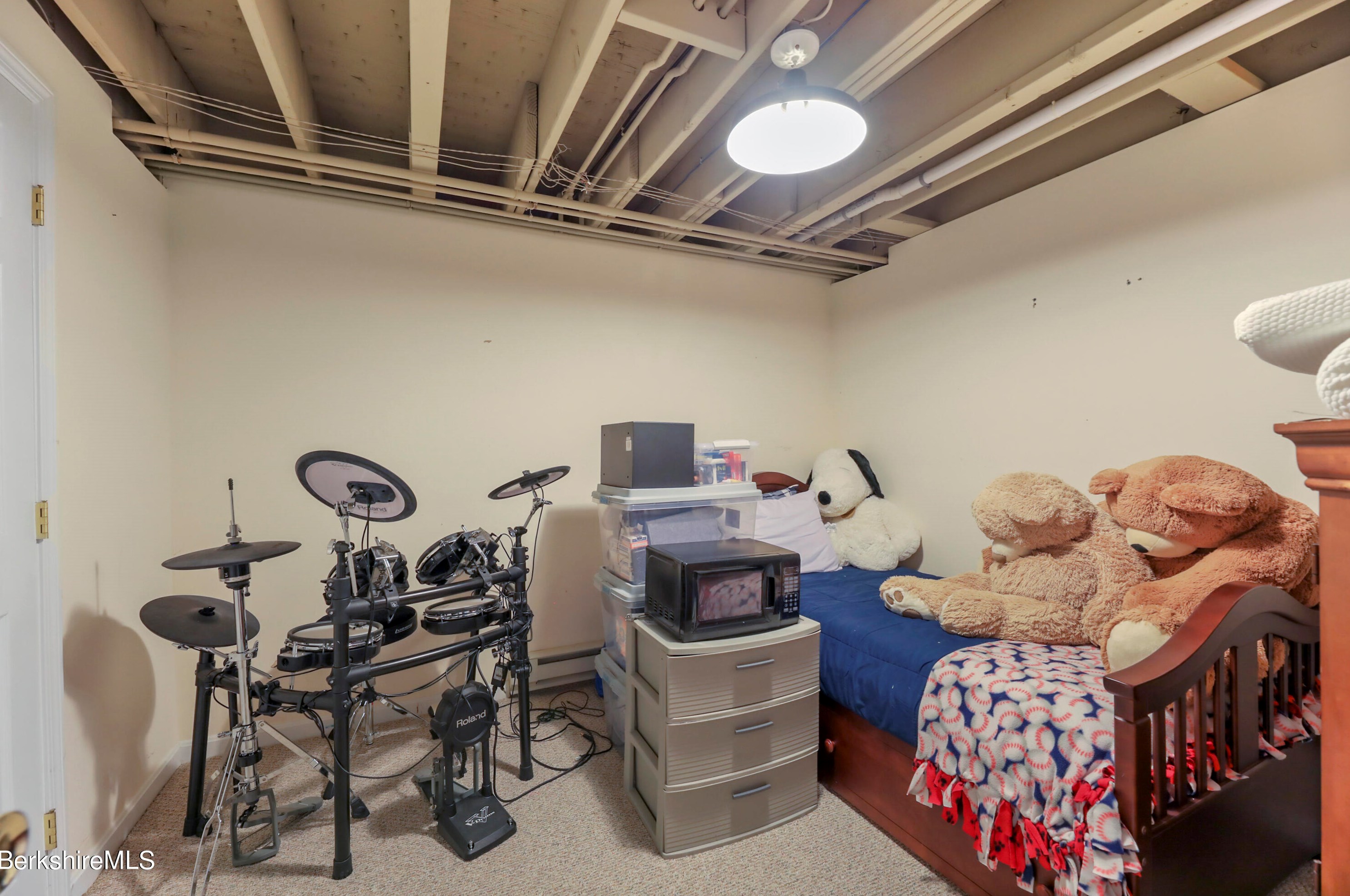 15 Filomena Dr, Pittsfield MA  01201-8438 exterior