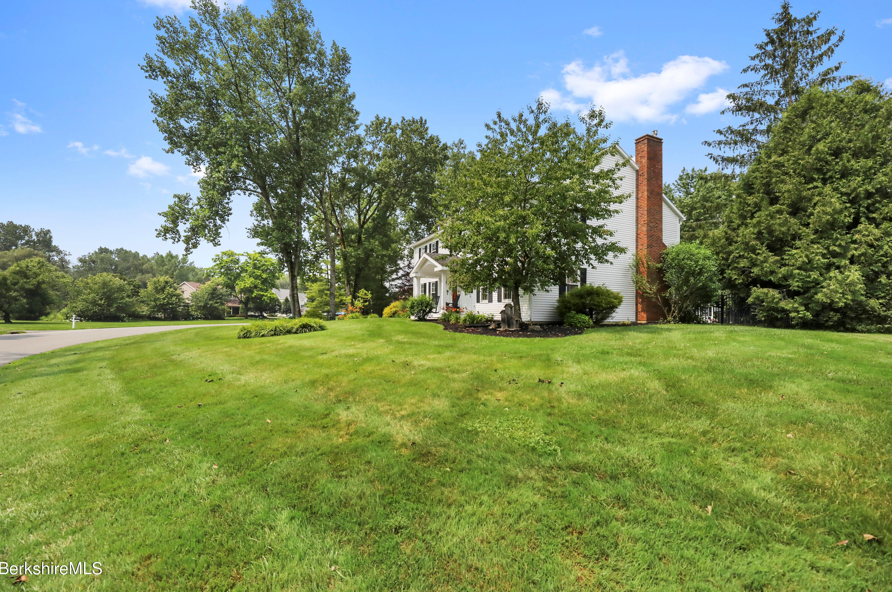 15 Filomena Dr, Pittsfield MA  01201-8438 exterior