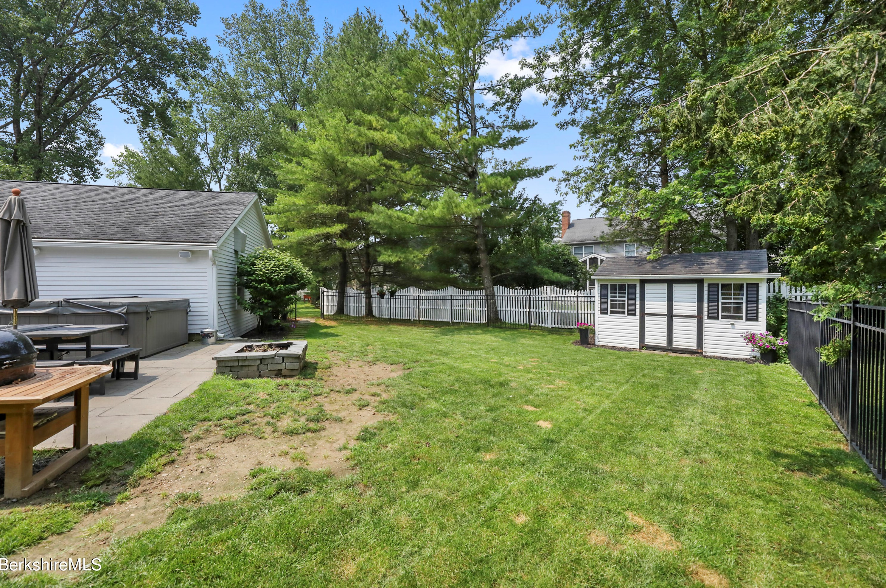 15 Filomena Dr, Pittsfield MA  01201-8438 exterior