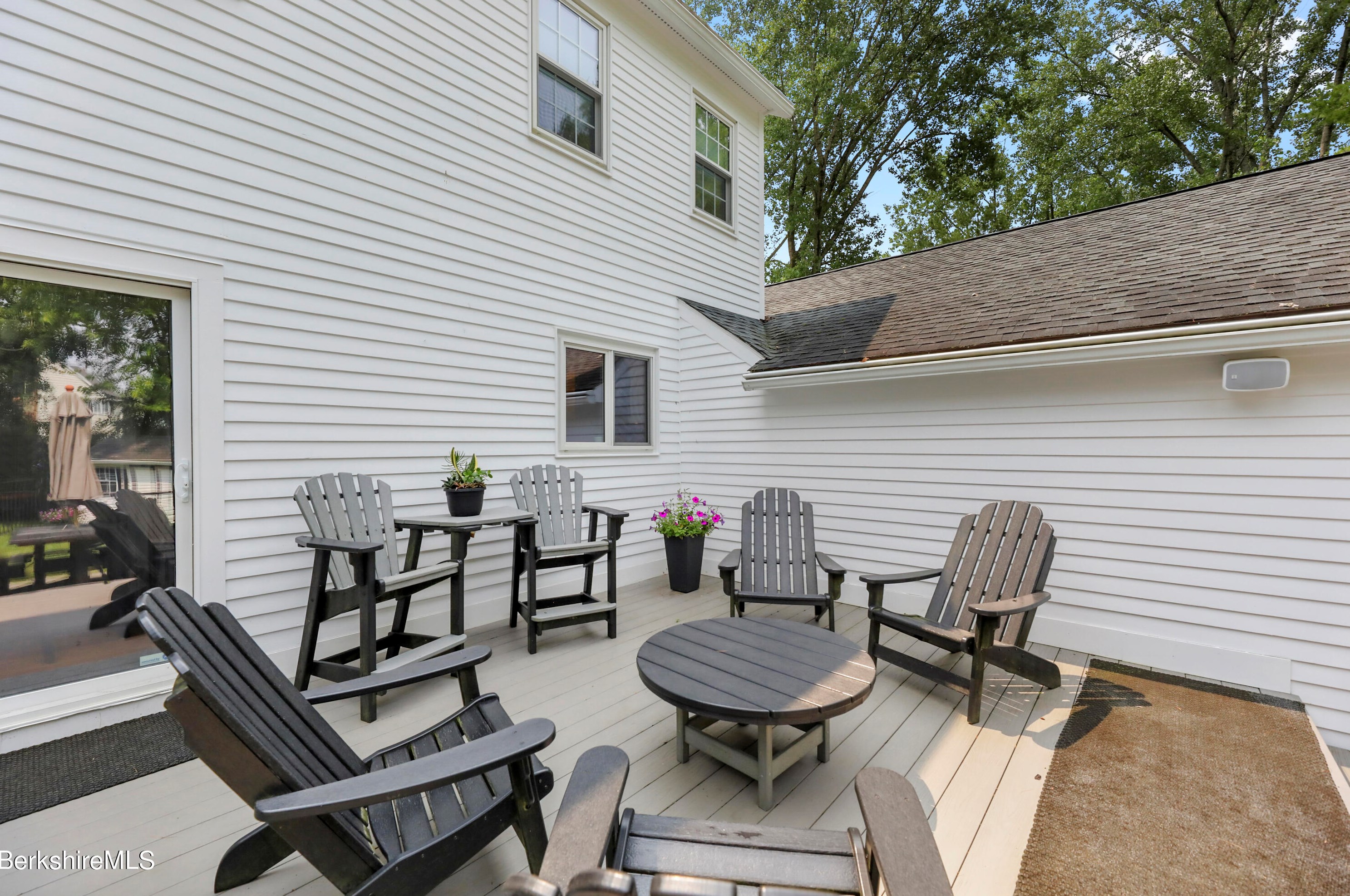 15 Filomena Dr, Pittsfield MA  01201-8438 exterior