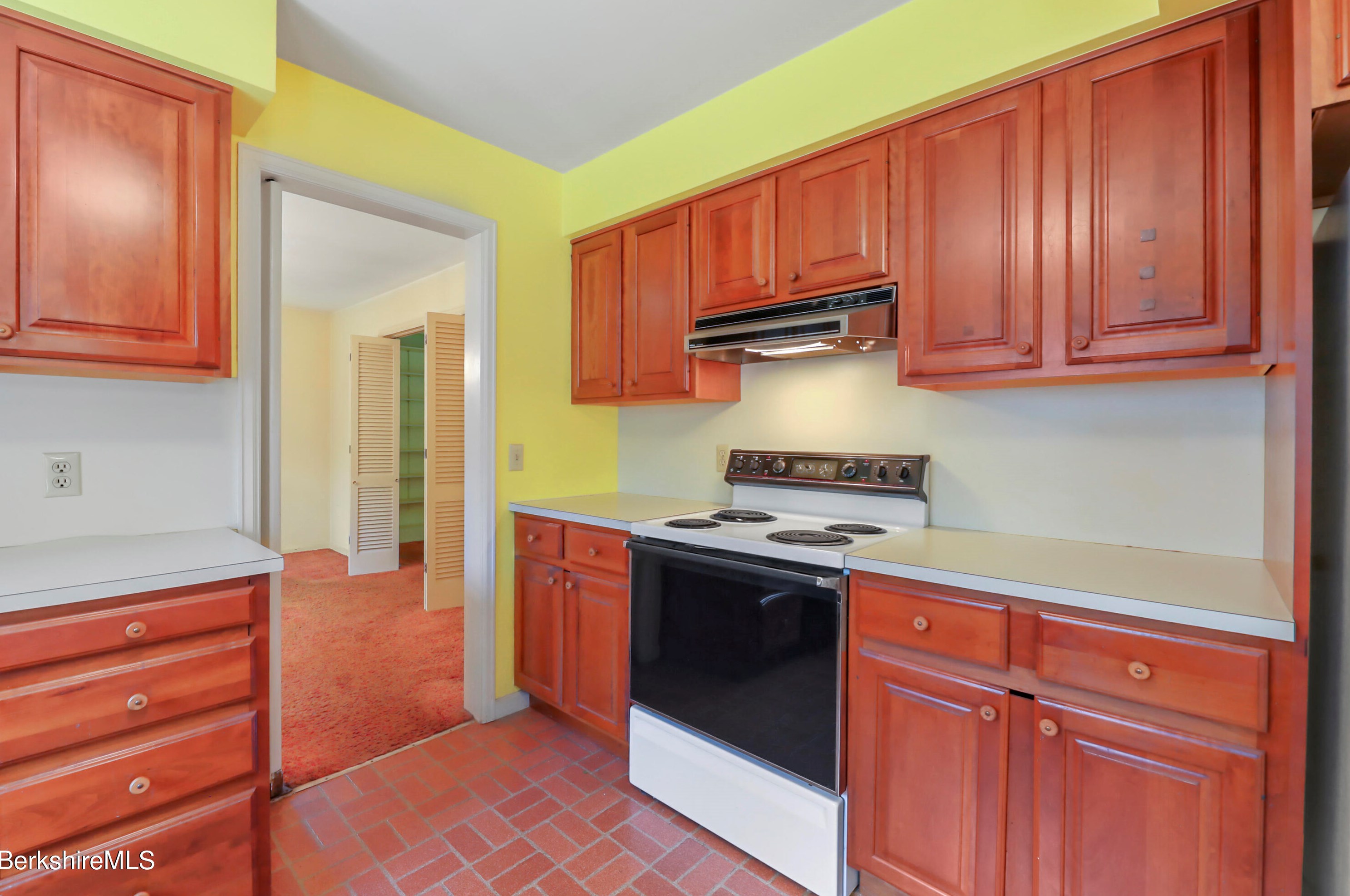 90 Dawes Ave, Pittsfield MA 01201-7322 exterior