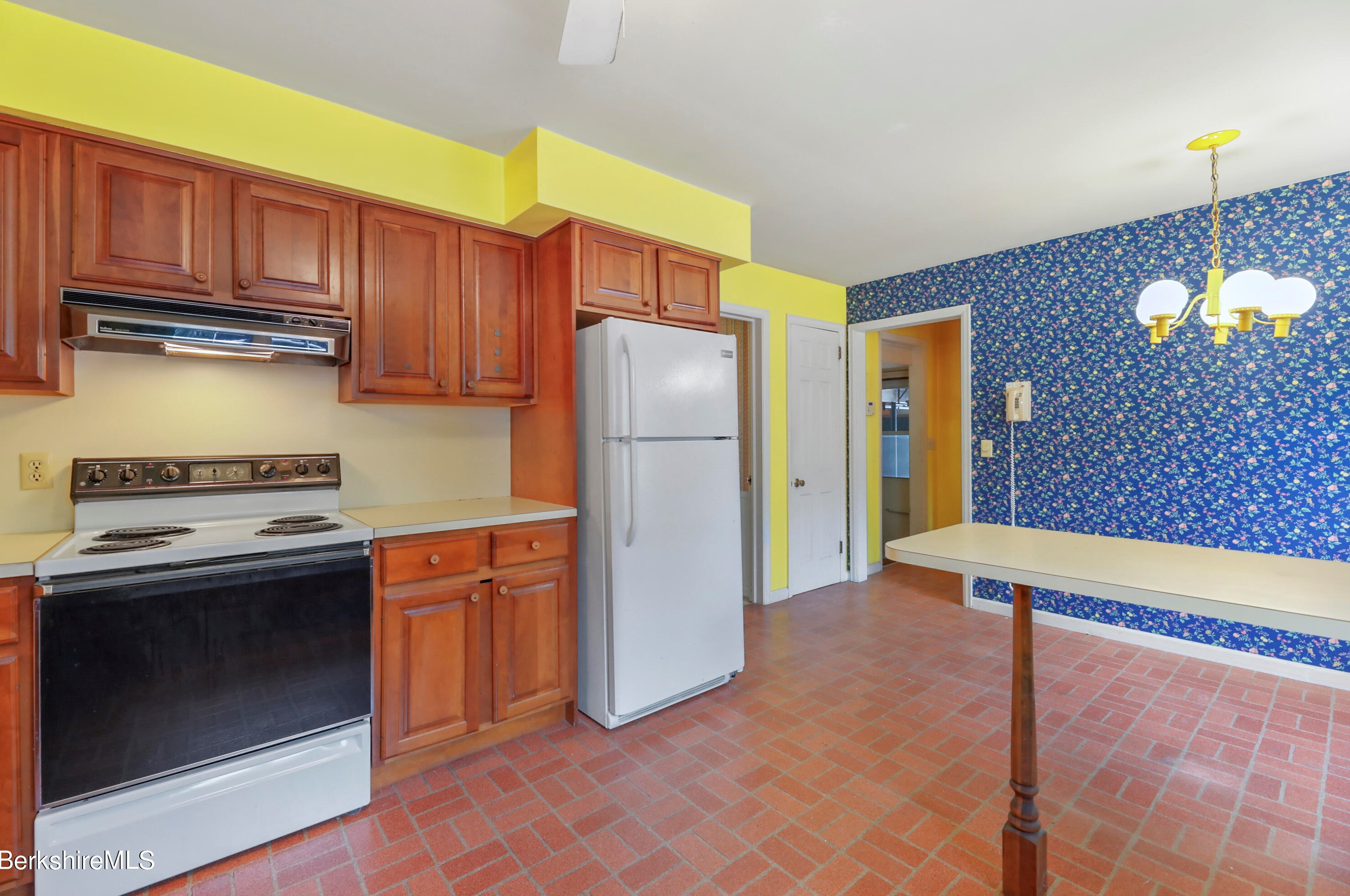 90 Dawes Ave, Pittsfield MA 01201-7322 exterior