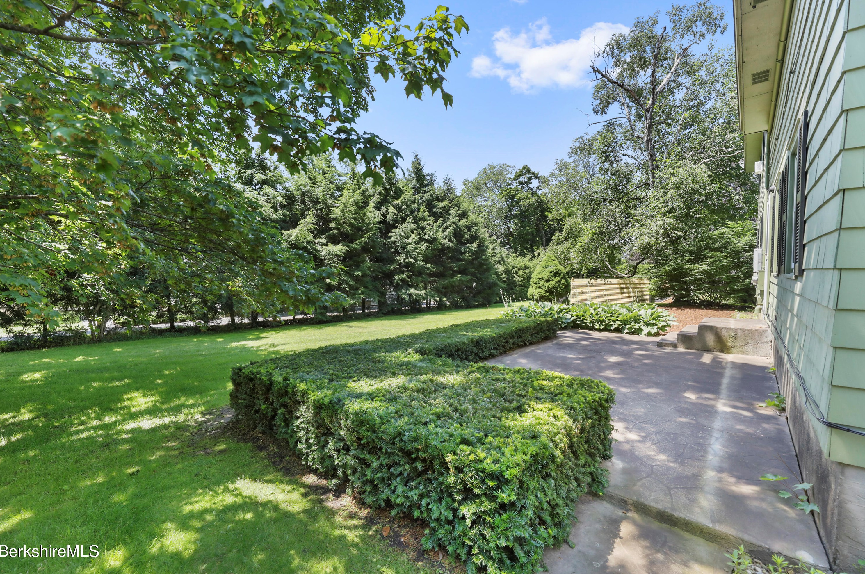 90 Dawes Ave, Pittsfield MA 01201-7322 exterior