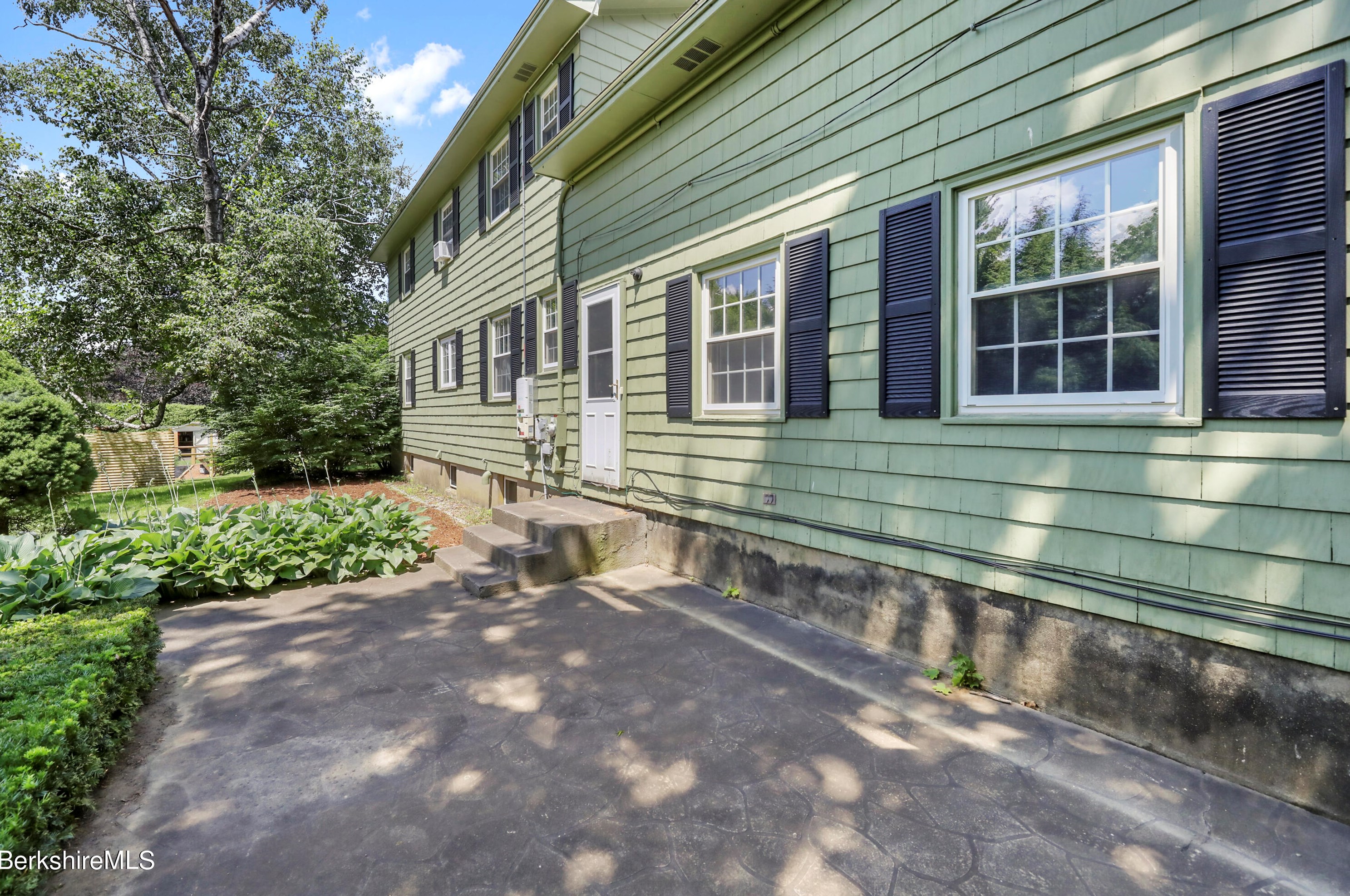 90 Dawes Ave, Pittsfield MA 01201-7322 exterior